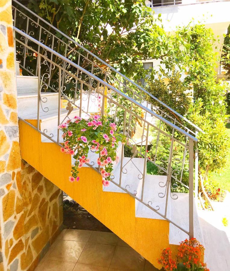 Vila Aliaj Luxury Apartment With 2 Rooms With Private Wonderful Terrace Durrës Kültér fotó