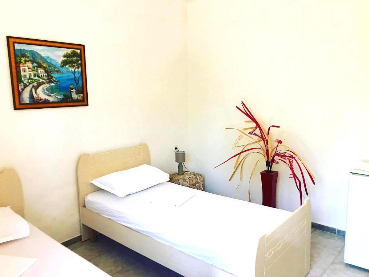 Vila Aliaj Luxury Apartment With 2 Rooms With Private Wonderful Terrace Durrës Kültér fotó